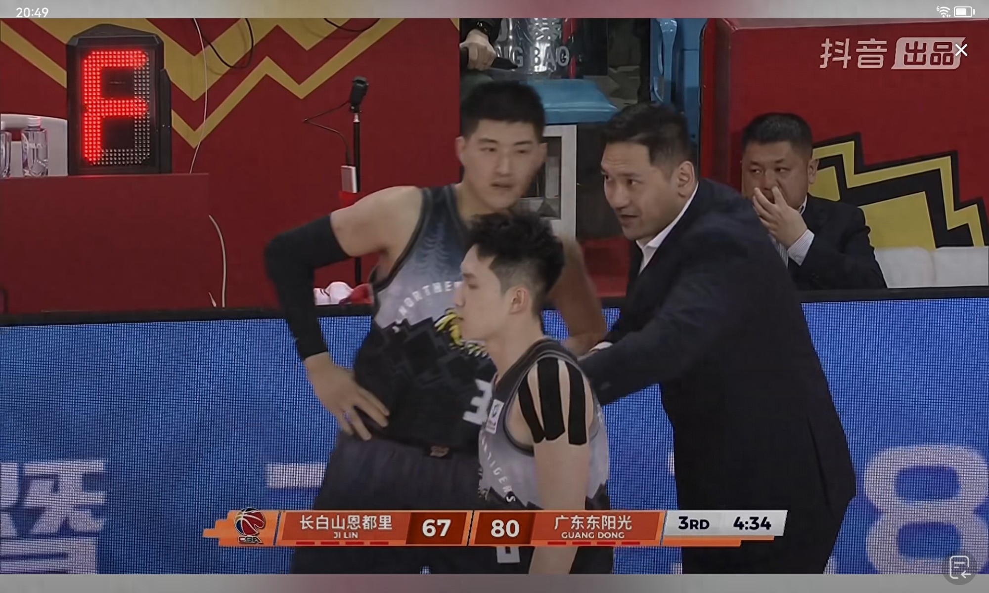 曾繁日是反骨仔，贾昊对焦泊乔违体，吉林防守动作大，送奎因起飞